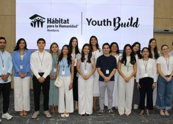 San Pedro Sula.– Frente a un déficit habitacional que alcanza el 61.9 % y representa más de 1.6 millones de viviendas, una nueva iniciativa busca convertir a los jóvenes hondureños en protagonistas de las soluciones para que más familias puedan acceder a una vivienda adecuada. Se trata de Youth Build, el nuevo programa de voluntariado juvenil presentado este sábado 29 de agosto por Hábitat para la Humanidad Honduras en Torre Banpaís, en San Pedro Sula.