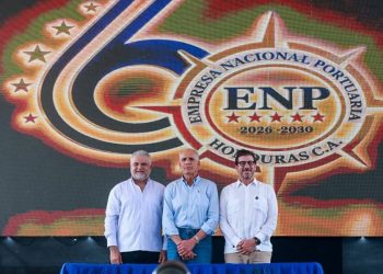 Puerto Cortés.- El presidente Nasry Asfura, encabezó este lunes la conmemoración del 60 aniversario de la Empresa Nacional Portuaria (ENP), una celebración marcada por nuevos acuerdos de inversión y cooperación orientados a ampliar la capacidad de Puerto Cortés y fortalecer su posición como uno de los principales centros logísticos de la región.