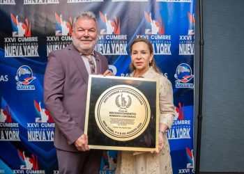 Nueva York. — El alcalde de San Pedro Sula, Roberto Contreras, recibió este viernes 7 de agosto un reconocimiento internacional que lo distingue como “Mejor Alcalde de Centroamérica”, durante la XXVI Cumbre Latinoamericana de Nueva York.