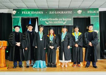 Puerto Cortés.- Con la satisfacción de culminar una importante etapa académica y el compromiso de poner sus conocimientos al servicio de Honduras, la Universidad Tecnológica de Honduras (UTH), Campus Puerto Cortés, celebró este viernes 14 de agosto su XXVIII ceremonia de graduación, reuniendo a una nueva generación de profesionales que hoy se incorpora al mercado laboral y al desarrollo productivo del país.