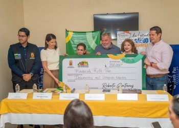 San Pedro Sula. — El alcalde de San Pedro Sula, Roberto Contreras, acompañado de su esposa, Zoila de Contreras, entregó un cheque simbólico por 200 mil lempiras a la Fundación Ruth Paz, como muestra de respaldo a la labor social y médica que desarrolla en favor de personas y familias en situación de vulnerabilidad.