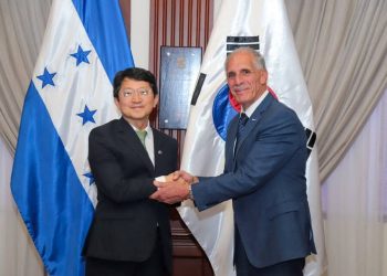 Tegucigalpa.- El presidente Nasry Asfura recibió este lunes las cartas credenciales de los nuevos embajadores de Perú y la República de Corea del Sur en una ceremonia que reafirma la política exterior de Honduras orientada a estrechar relaciones de cooperación, comercio, inversión y desarrollo con países socios.