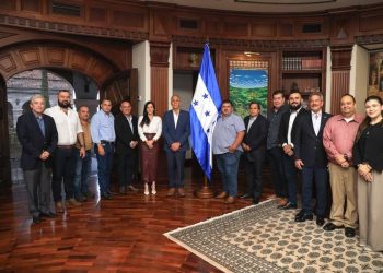 Tegucigalpa.- Productores de cardamomo de la zona de Quimistán, Santa Bárbara, sostuvieron este jueves una reunión de trabajo con el presidente Nasry Asfura y miembros de su Gobierno para plantear necesidades del sector y buscar soluciones que permitan ampliar las áreas de cultivo, mejorar la producción y generar más empleo en las comunidades.