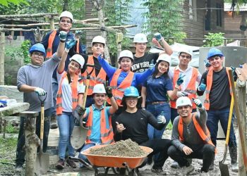 Choloma.- Cinco familias en situación de vulnerabilidad de la comunidad Nueva Esperanza, en Choloma, Cortés, cuentan ahora con viviendas más saludables y seguras gracias a una brigada de construcción de Hábitat para la Humanidad Honduras, en la que más de 60 jóvenes voluntarios sustituyeron pisos de tierra por pisos de concreto, mejorando así sus condiciones de habitabilidad y bienestar.