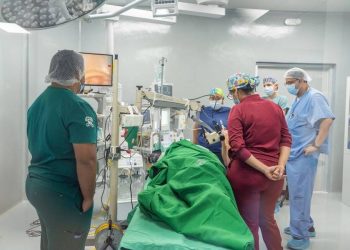 San Pedro Sula.-  Una cirugía que en el sector privado puede costar hasta 150,000 lempiras representa una oportunidad para recuperar la salud auditiva de decenas de hondureños. En San Pedro Sula, más de 40 pacientes podrán acceder gratuitamente a procedimientos especializados durante una nueva brigada de otorrinolaringología impulsada por la Municipalidad en el Policlínico Las Palmas.